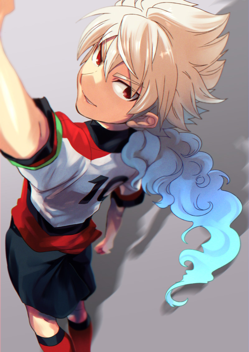 armband blue_hair from_behind hakuryuu_(inazuma_eleven) inazuma_eleven_(series) inazuma_eleven_go inazuma_eleven_go_galaxy long_hair looking_back male_focus multicolored_hair ogino_atsuki ponytail red_eyes resistance_japan soccer_uniform solo sportswear standing two-tone_hair
