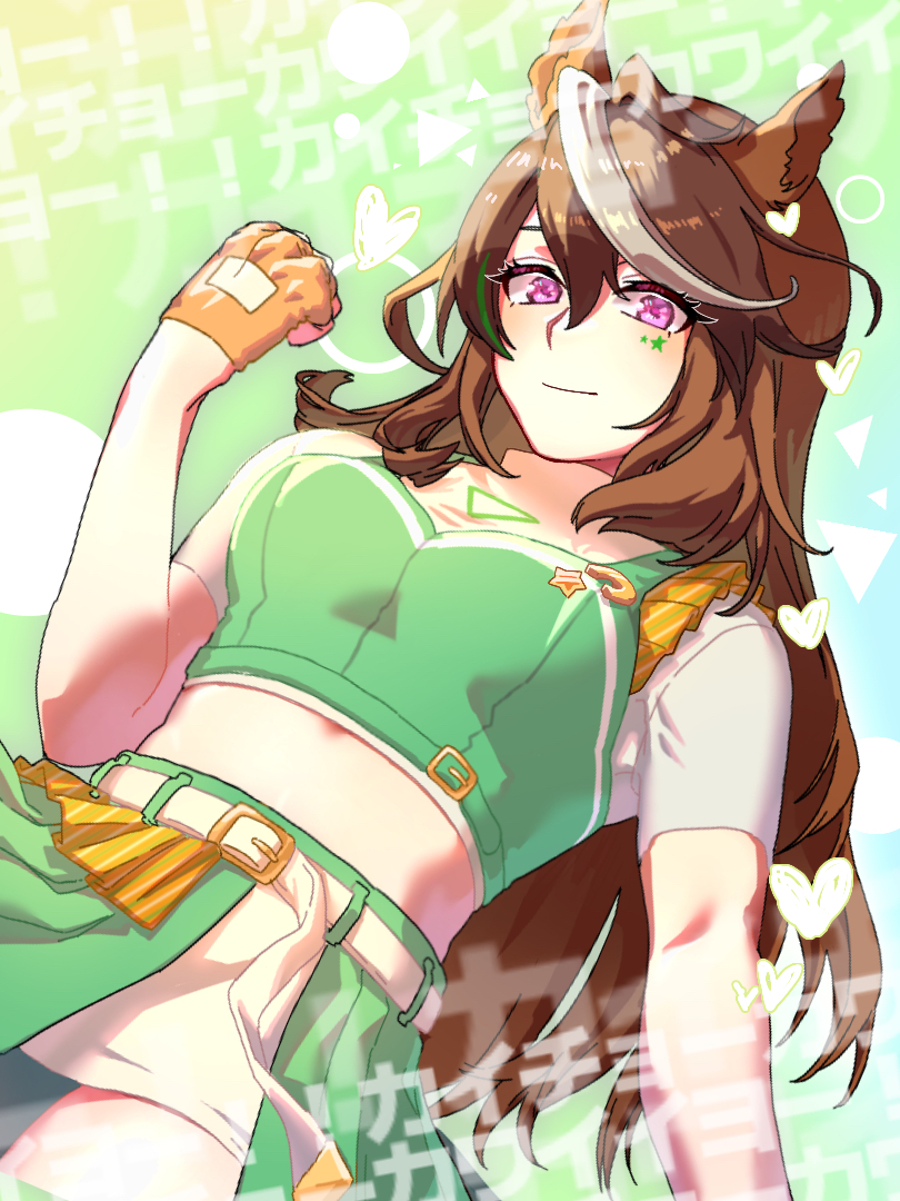 1girl animal_ears belt breasts brown_hair clenched_hand closed_mouth commentary_request cropped_shirt dutch_angle ear_ornament facial_tattoo fingerless_gloves gloves green_background green_shirt green_skirt heart horse_ears horse_girl long_hair medium_breasts midriff multicolored_hair navel official_alternate_costume omotil shirt short_sleeves skirt smile solo streaked_hair symboli_rudolf_(umamusume) tattoo translation_request umamusume umayuru white_belt white_hair