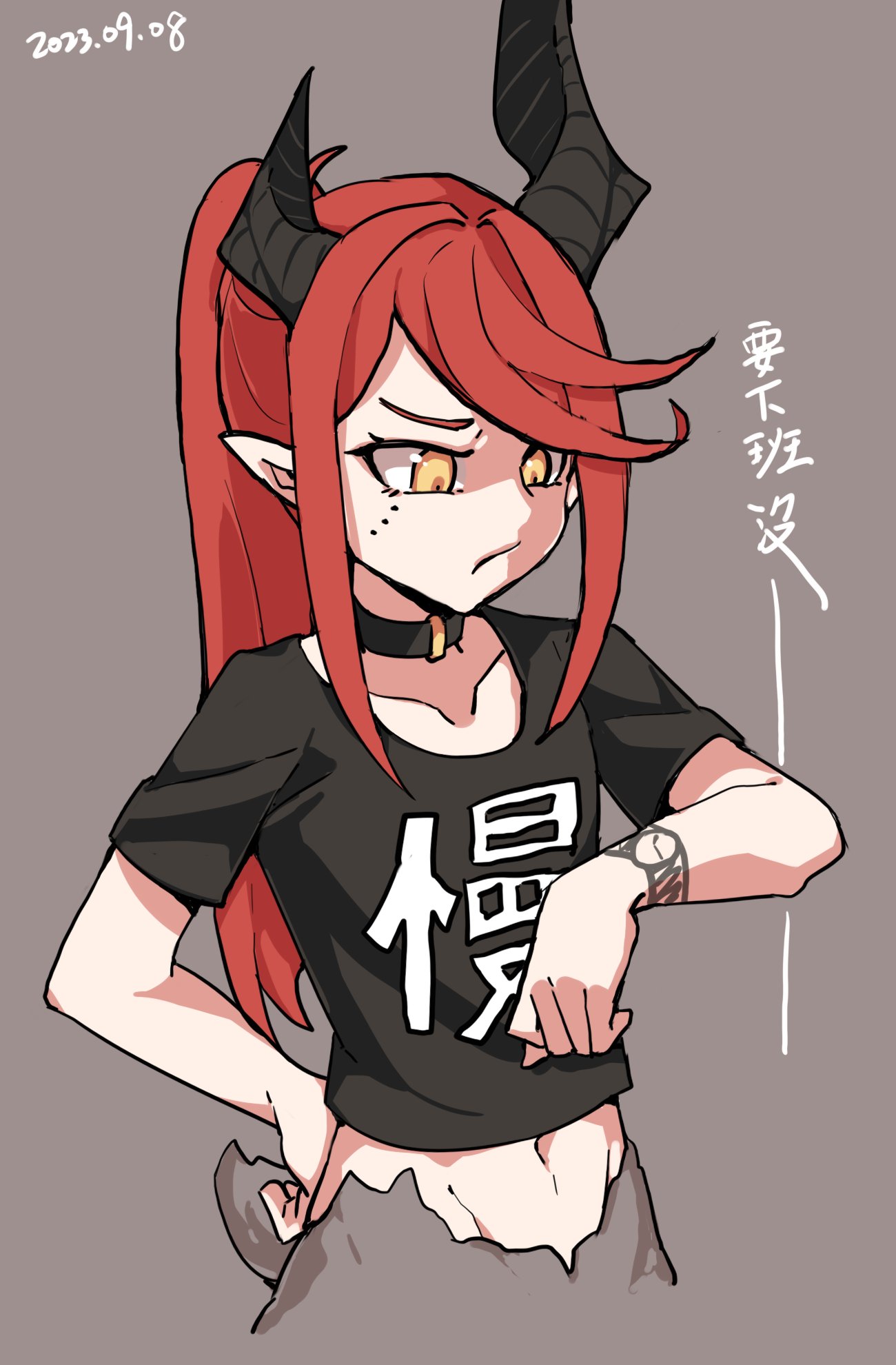 asymmetrical_horns bidortw black_collar black_shirt chinese_commentary chinese_text collar collarbone commentary_request dated demon_horns eyebrows_hidden_by_hair frown groin hand_on_own_hip highres horns long_hair navel orange_eyes original pointy_ears ponytail red_hair shirt short_tail t-shirt tail translation_request uneven_horns upper_body