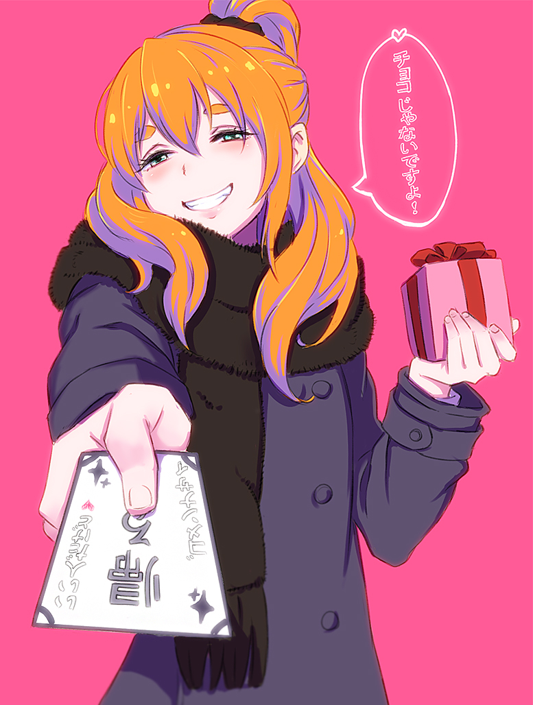 1girl blush box coat commentary_request gift gift_box green_eyes grin holding holding_gift incoming_gift long_hair looking_at_viewer orange_hair original othel's_orange_haired_girl othel_(hatimorris) pink_background ponytail scarf simple_background smile solo thick_eyebrows translation_request upper_body valentine winter_clothes winter_coat