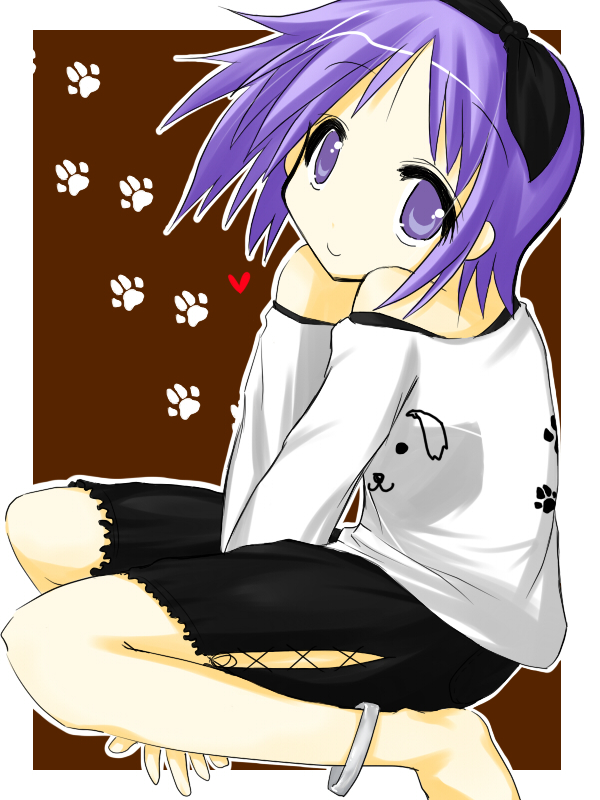 anklet bare_shoulders barefoot casual hiiragi_tsukasa jewelry lucky_star purple_eyes purple_hair short_hair sitting solo umiato