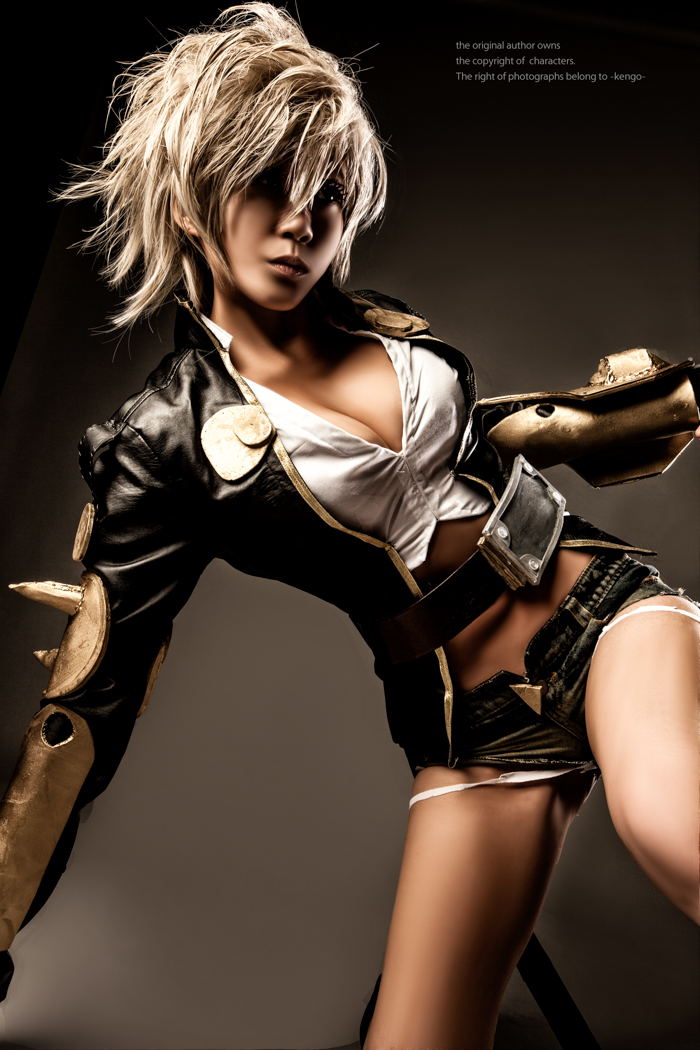 belt blazblue blonde_hair breasts bullet_(blazblue) cleavage cosplay cutoffs dark_skin large_breasts midriff short_hair