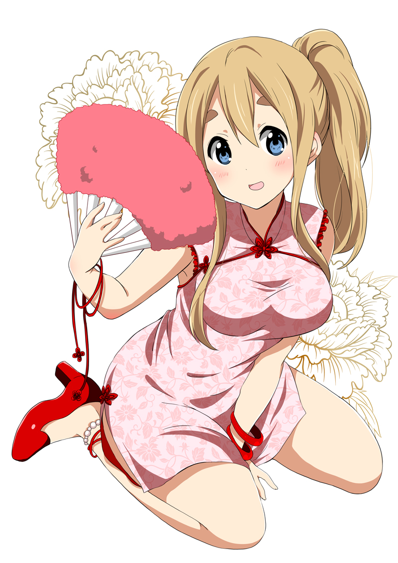 \||/ alternate_hairstyle anklet between_legs blonde_hair blue_eyes blush bracelet china_dress chinese_clothes dress fan flower folding_fan hand_between_legs jewelry k-on! kotobuki_tsumugi long_hair looking_at_viewer official_style open_mouth pumps ragho_no_erika round_teeth side_ponytail simple_background sitting smile solo teeth wariza white_background