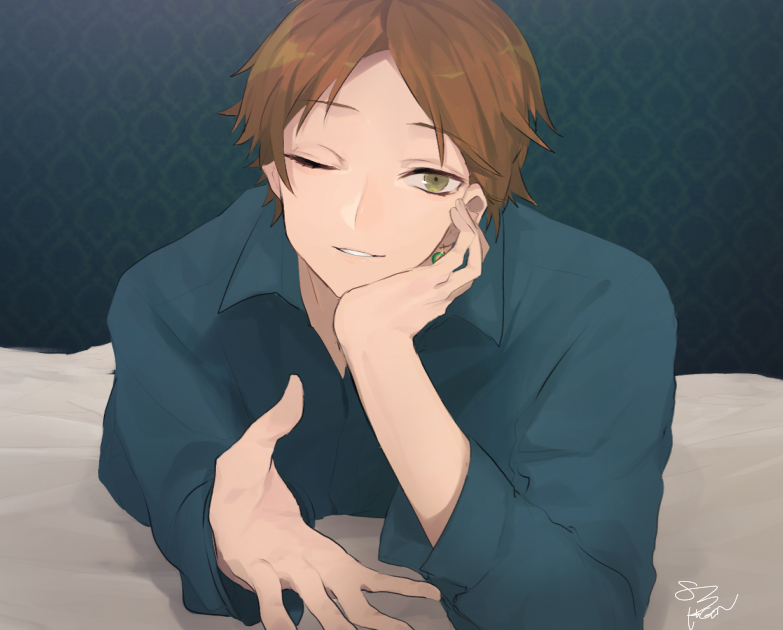 1boy ;) beckoning blue_shirt brown_hair collared_shirt earrings green_eyes hand_on_own_cheek hand_on_own_face hassan_(sink916) head_rest indoors jewelry long_sleeves looking_at_viewer lying male_focus official_art on_bed on_stomach one_eye_closed open_collar parted_bangs parted_lips shirt short_hair single_earring smile solo upper_body urashimasakatasen uratanuki utaite wallpaper_(object)