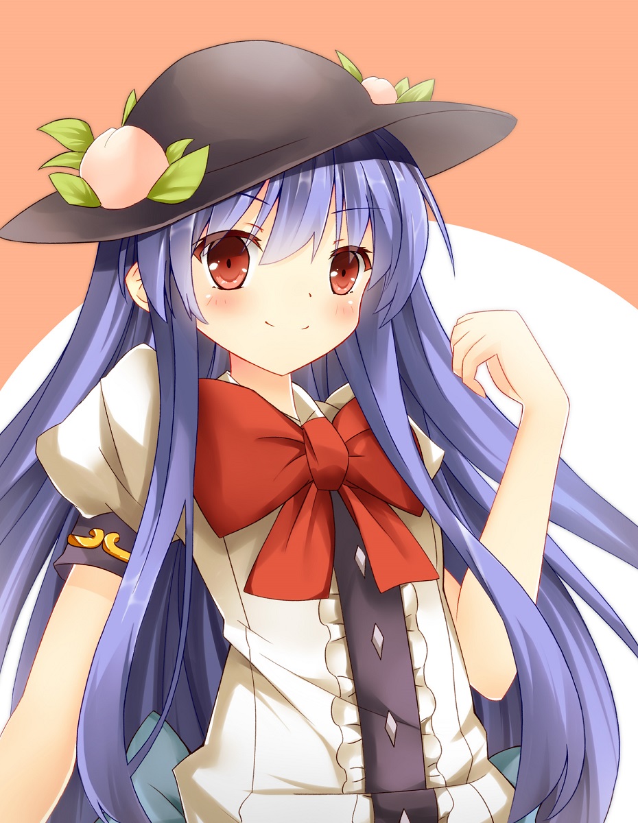 blouse blue_hair bow food fruit hand_up hat highres hinanawi_tenshi leaf long_hair looking_at_viewer minamina peach puffy_short_sleeves puffy_sleeves red_eyes short_sleeves simple_background smile solo touhou two-tone_background very_long_hair