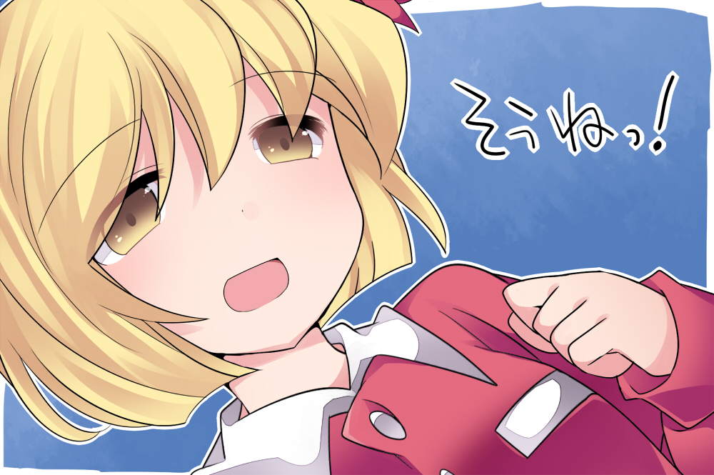 aki_shizuha blonde_hair blue_background commentary_request hammer_(sunset_beach) leaf leaf_on_head open_mouth short_hair smile solo touhou translation_request upper_body yellow_eyes