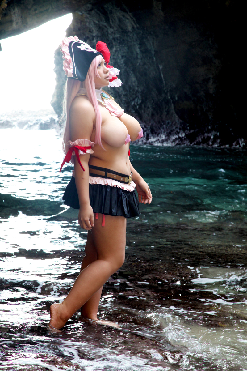1girl breasts captain_liliana captain_liliana_(cosplay) chouzuki_maryou cosplay hat highres large_breasts photo pink_hair pirate pirate_hat plump purple_eyes queen's_blade queen's_blade queen's_blade_rebellion