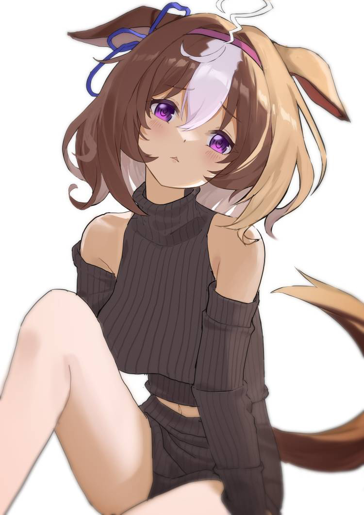 1girl @_@ ahoge alternate_costume animal_ears bare_shoulders black_shorts black_sweater blush breasts brown_hair closed_mouth commentary_request ear_ornament ear_ribbon ears_down hair_between_eyes horse_ears horse_girl horse_tail knee_up large_breasts long_sleeves meisho_doto_(umamusume) meme_attire multicolored_hair navel purple_eyes ribbed_sweater senbonsang shorts simple_background sleeveless sleeveless_turtleneck solo streaked_hair sweater tail turtleneck umamusume white_background white_hair
