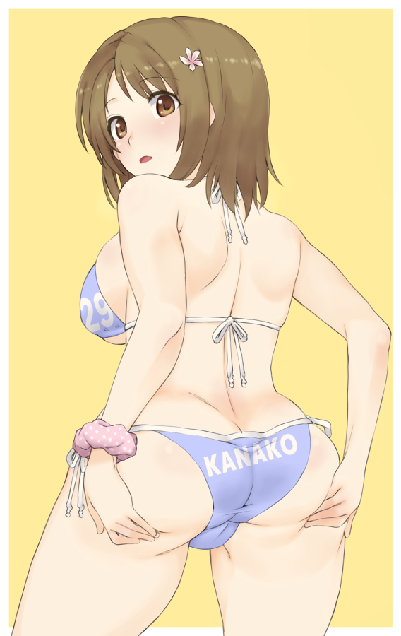 ass bare_back breasts brown_eyes brown_hair character_name from_behind hisakawa_riho idolmaster idolmaster_cinderella_girls large_breasts looking_at_viewer looking_back mimura_kanako scrunchie short_hair simple_background solo spread_ass string_bikini wrist_scrunchie yellow_background