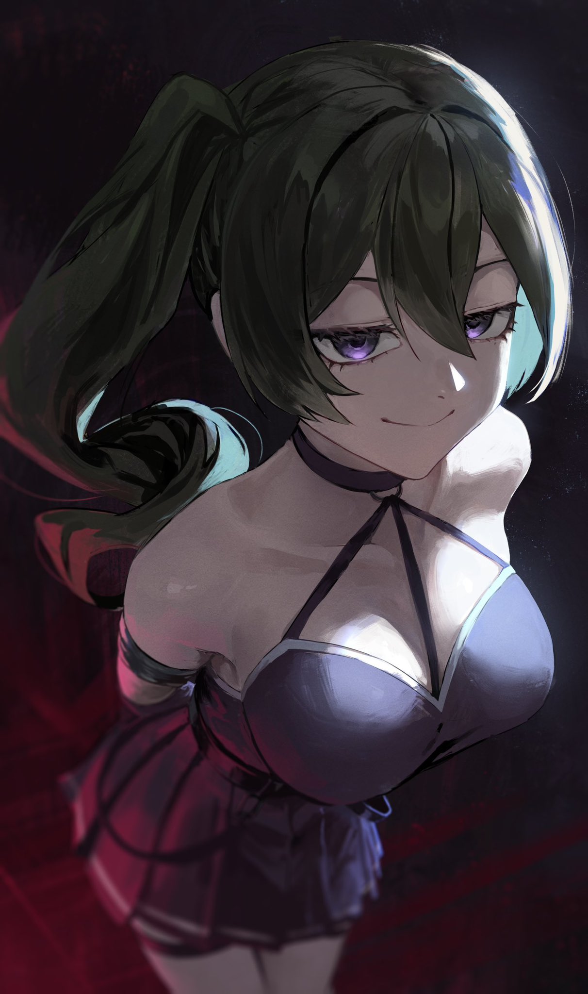 1girl bare_shoulders black_background black_choker black_dress black_hair breasts choker commentary_request cowboy_shot dress gomashiwo_o hair_between_eyes halterneck highres large_breasts leaning_forward long_hair looking_at_viewer pleated_dress purple_eyes side_ponytail sleeveless sleeveless_dress smile solo sousou_no_frieren standing ubel_(sousou_no_frieren)