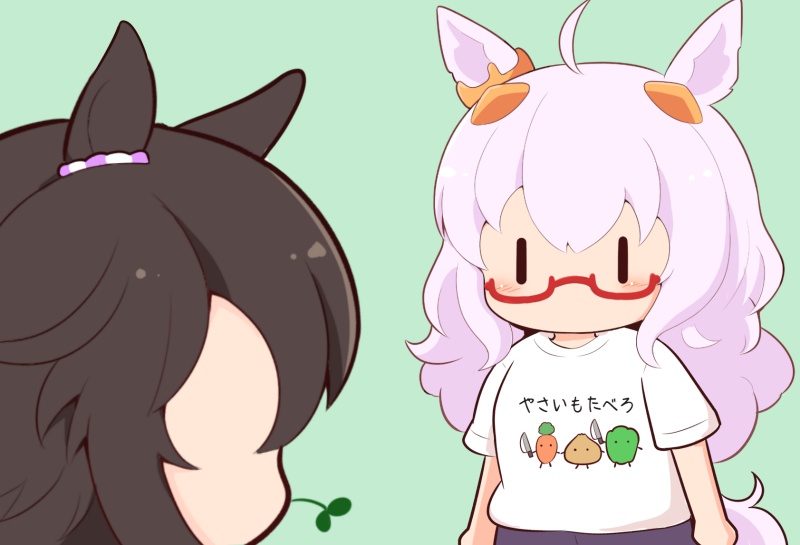 2girls ahoge animal_ears biwa_hayahide_(umamusume) black_hair blush_stickers chibi clothes_writing faceless faceless_female glasses gomashio_(goma_feet) green_background grey_hair hair_between_eyes horse_ears horse_girl horse_tail long_hair mouth_hold multiple_girls narita_brian_(umamusume) print_shirt red-framed_eyewear semi-rimless_eyewear shirt short_sleeves simple_background stalk_in_mouth tail translation_request umamusume under-rim_eyewear very_long_hair white_shirt |_|