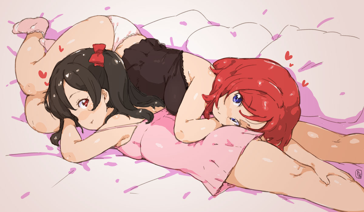 2girls artist_name ass_pillow bed_sheet black_hair black_shirt blush bow camisole chemise hair_bow hand_on_another's_leg heart looking_at_viewer love_live! love_live!_school_idol_project lying lying_on_person multiple_girls nishikino_maki off_shoulder on_side on_stomach panties pillow pink_chemise pink_legwear purple_eyes randou red_bow red_eyes red_hair shirt short_hair smile socks twintails underwear white_panties yazawa_nico yuri