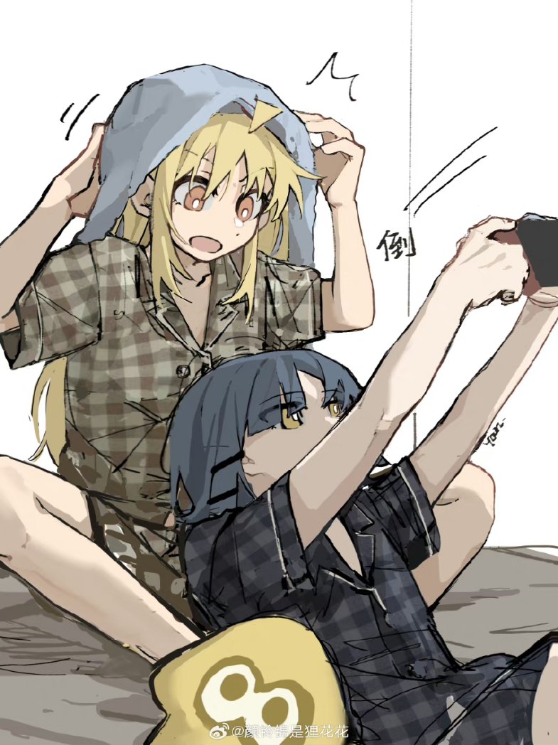 2girls ahoge arms_up blonde_hair blue_hair blue_shirt blue_shorts bocchi_the_rock! bright_pupils brown_shirt brown_shorts chinese_commentary commentary_request controller game_controller hair_ornament hairclip holding holding_controller holding_game_controller ijichi_nijika indoors long_hair multiple_girls notice_lines on_bed open_mouth orange_eyes pajamas plaid plaid_shirt plaid_shorts shirt short_hair short_sleeves shorts sitting splatoon_(series) towel towel_on_head white_pupils yamada_ryo yanlingjinshilihuahua