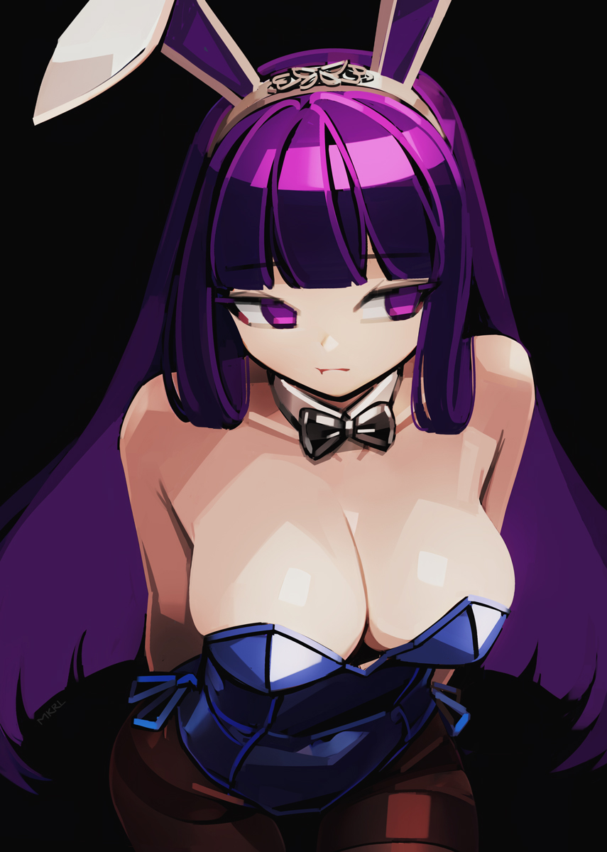 1girl animal_ears arms_behind_back black_background black_bow black_bowtie black_leotard black_thighhighs bow bowtie breasts commentary_request cowboy_shot detached_collar fern_(sousou_no_frieren) highres large_breasts leotard long_hair makaroll pantyhose playboy_bunny purple_eyes purple_hair rabbit_ears side-tie_leotard sideways_glance solo sousou_no_frieren thighhighs
