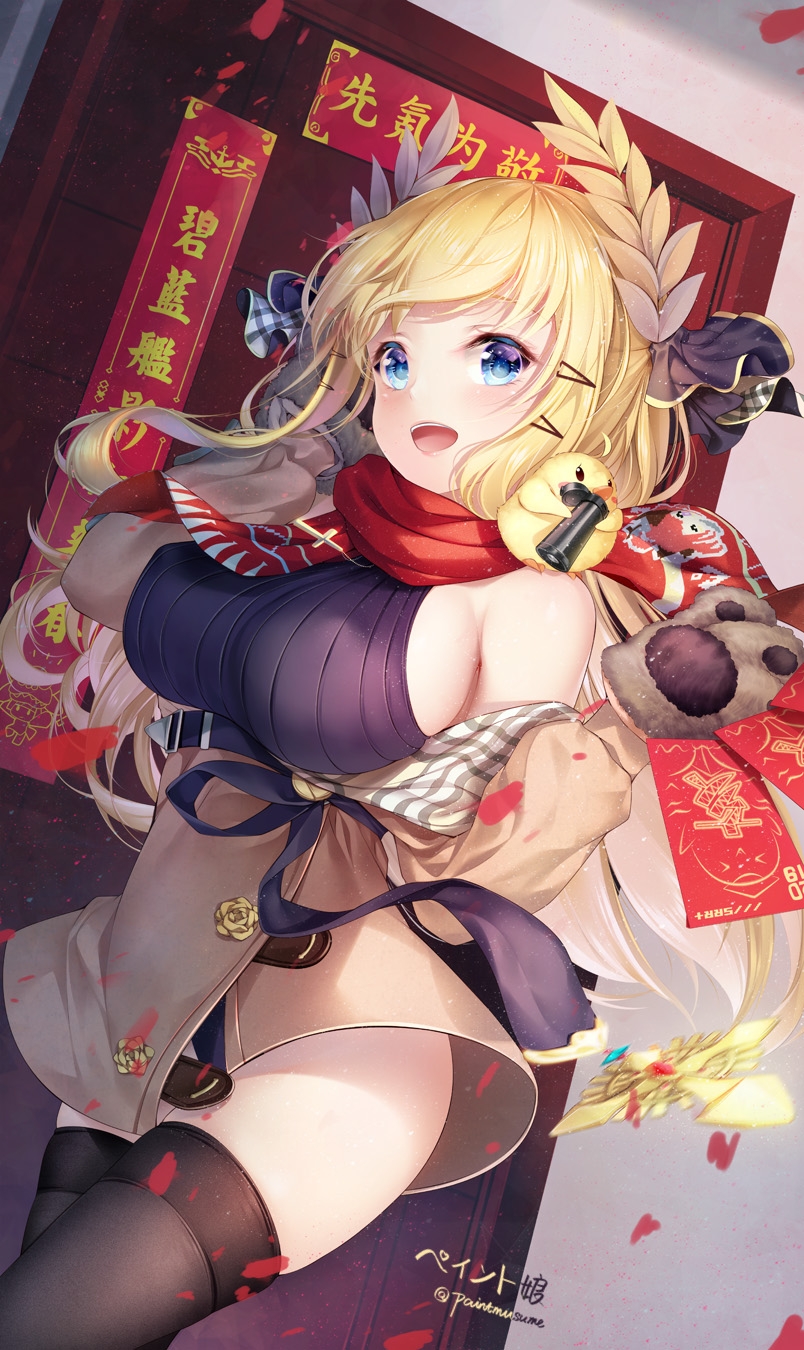1girl :d alternate_costume animal azur_lane bangs bare_shoulders bird black_shirt blonde_hair blue_eyes breasts brown_jacket brown_legwear chick commentary_request cowboy_shot door dutch_angle hair_ornament hairclip hand_up highres indoors jacket large_breasts laurel_crown light_particles long_hair long_sleeves looking_at_viewer off_shoulder open_mouth paws plaid red_scarf ribbed_shirt scarf shirt skindentation sleeveless smile solo standing thighhighs thighs twitter_username victorious_(azur_lane) youqiniang