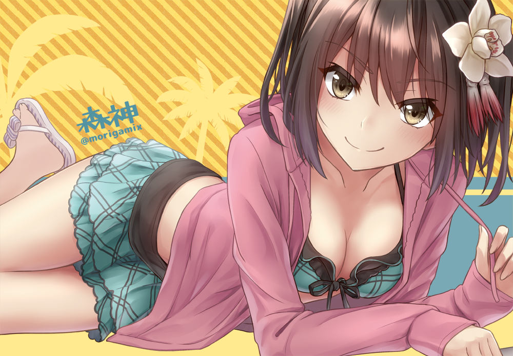 &gt;:) alternate_costume bangs bikini bikini_skirt bikini_top breasts brown_eyes brown_hair cleavage commentary_request flower front-tie_top hair_flower hair_ornament hood hooded_track_jacket jacket kantai_collection lying medium_breasts morigami_(morigami_no_yashiro) on_side orange_background sandals sendai_(kantai_collection) smile solo striped striped_background swimsuit track_jacket twitter_username two-tone_background v-shaped_eyebrows yellow_background
