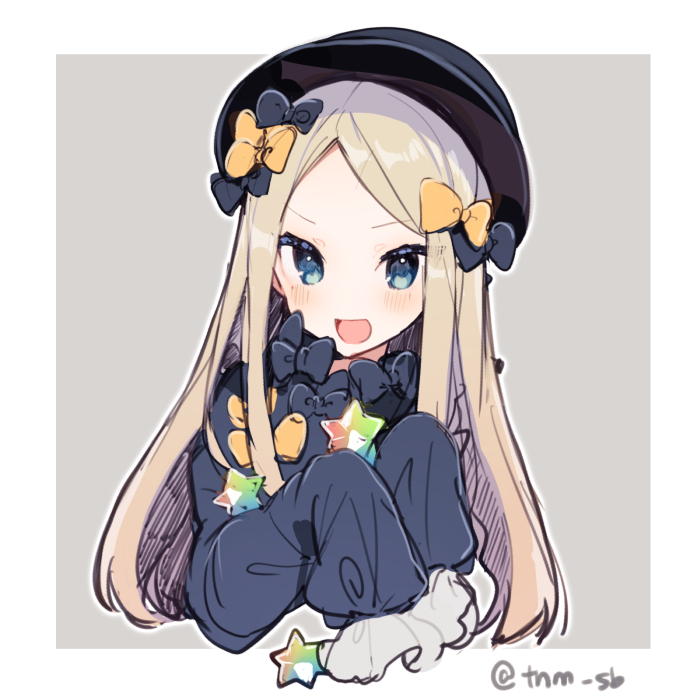 1girl :d abigail_williams_(fate/grand_order) bangs black_bow black_dress black_hat blonde_hair blue_eyes blush bow brown_background cropped_torso dress eyebrows_visible_through_hair fate/grand_order fate_(series) forehead grey_background hair_bow hat ikeuchi_tanuma long_hair long_sleeves looking_at_viewer open_mouth orange_bow outline parted_bangs saint_quartz sleeves_past_fingers sleeves_past_wrists smile solo twitter_username two-tone_background upper_body v-shaped_eyebrows white_background white_outline