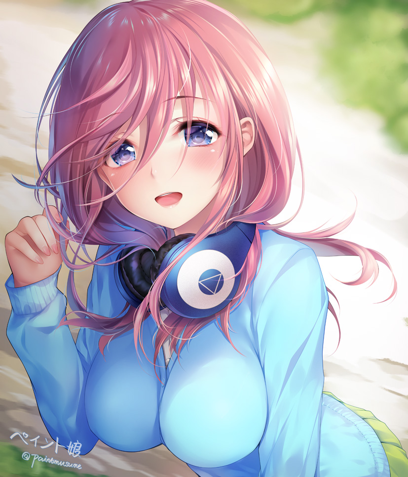 1girl :d bangs blue_cardigan blue_eyes blush breasts commentary_request day eyebrows_visible_through_hair floating_hair go-toubun_no_hanayome green_skirt hair_between_eyes hand_up headphones headphones_around_neck large_breasts long_hair long_sleeves looking_at_viewer nakano_miku open_mouth outdoors pink_hair pink_lips pleated_skirt purple_eyes shirt sidelocks signature skirt smile solo twitter_username upper_teeth white_shirt wind youqiniang