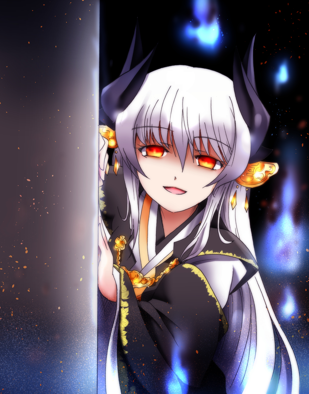 around_corner blue_fire dark_background eyebrows_visible_through_hair fate/grand_order fate_(series) fire hair_ornament highres horns japanese_clothes kimono kiyohime_(fate/grand_order) light_particles long_hair looking_at_viewer open_mouth red_eyes silver_hair smile solo suga_leon yandere