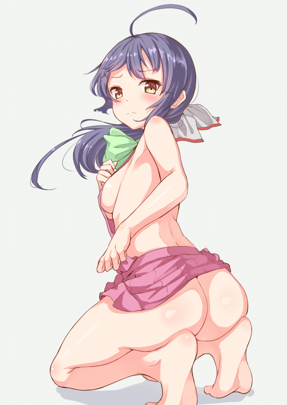 ahoge ass bare_arms bare_legs bare_shoulders barefoot blush breasts brown_eyes commentary_request fujinami_(kantai_collection) green_ribbon grey_background hair_ribbon kantai_collection kneeling long_hair looking_at_viewer looking_back purple_hair ribbon side_ponytail sideboob simple_background small_breasts solo white_ribbon yukishiro_arute