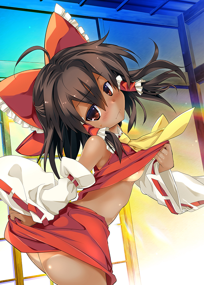 ahoge ascot ass blush bow breasts brown_eyes brown_hair commentary_request cowboy_shot detached_sleeves hair_bow hair_tubes hakurei_reimu looking_at_viewer medium_breasts midriff red_bow red_skirt skirt skirt_lift skirt_set solo tan tororo touhou underboob yellow_neckwear