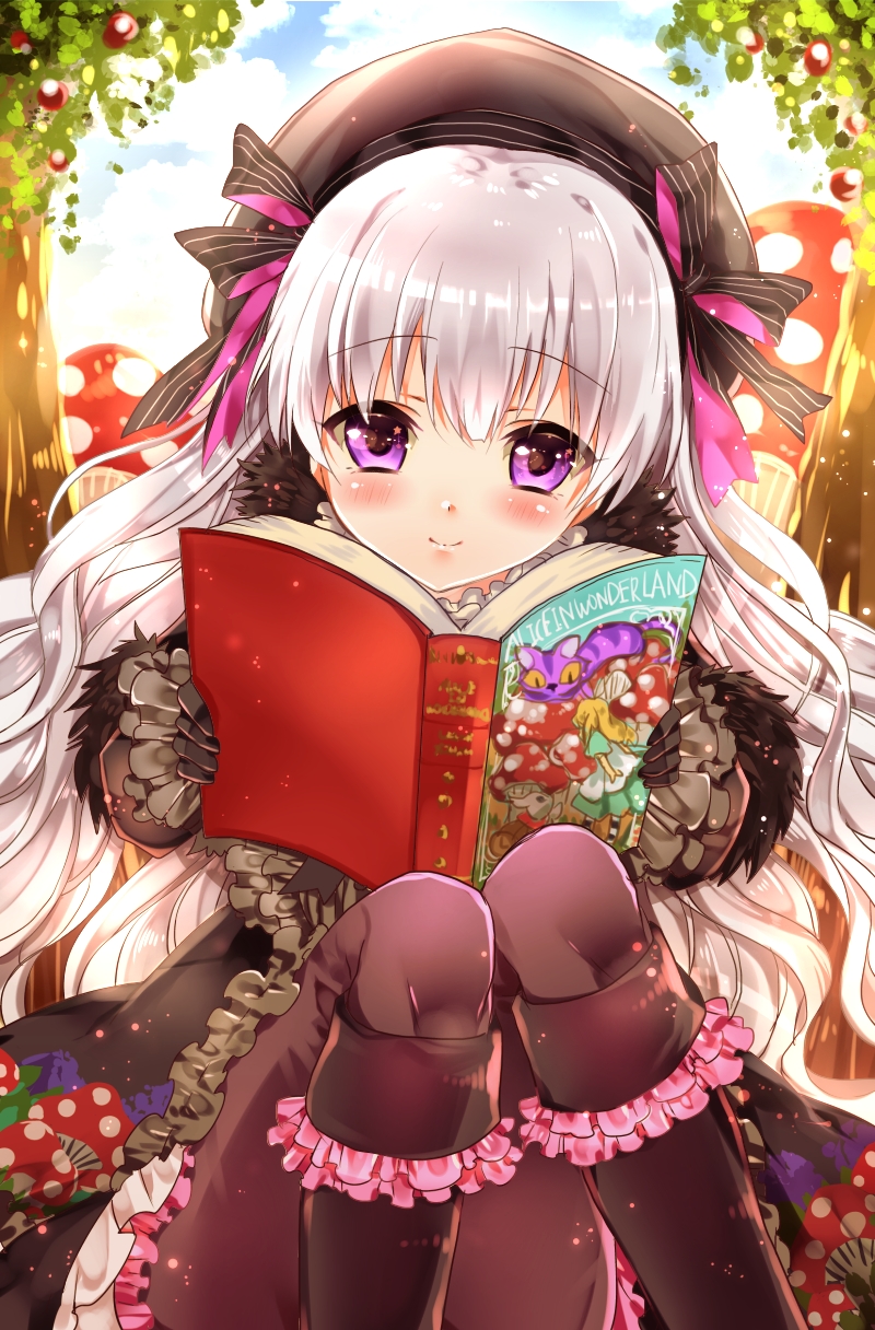 alice_(wonderland) alice_in_wonderland black_bow black_dress black_hat blush book bow braid cheshire_cat closed_mouth commentary_request dress fate/extra fate/extra_ccc fate_(series) gothic_lolita hat headpiece highres holding holding_book lolita_fashion long_hair looking_at_viewer nursery_rhyme_(fate/extra) open_book pantyhose purple_eyes raimu_(yuzu-raimu) silver_hair solo striped striped_bow