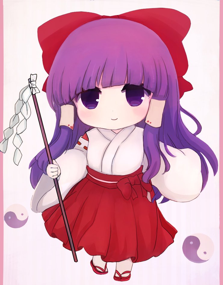 bangs blunt_bangs bow chibi closed_mouth commentary_request full_body gohei hair_bow hair_tubes hakama hakurei_reimu hakurei_reimu_(pc-98) holding japanese_clothes kimono long_hair long_sleeves looking_at_viewer miko obi purple_eyes purple_hair red_bow red_footwear red_hakama rei_(tonbo0430) sandals sash sidelocks smile solo standing tabi touhou touhou_(pc-98) two-tone_background white_kimono white_legwear wide_sleeves yin_yang yukata