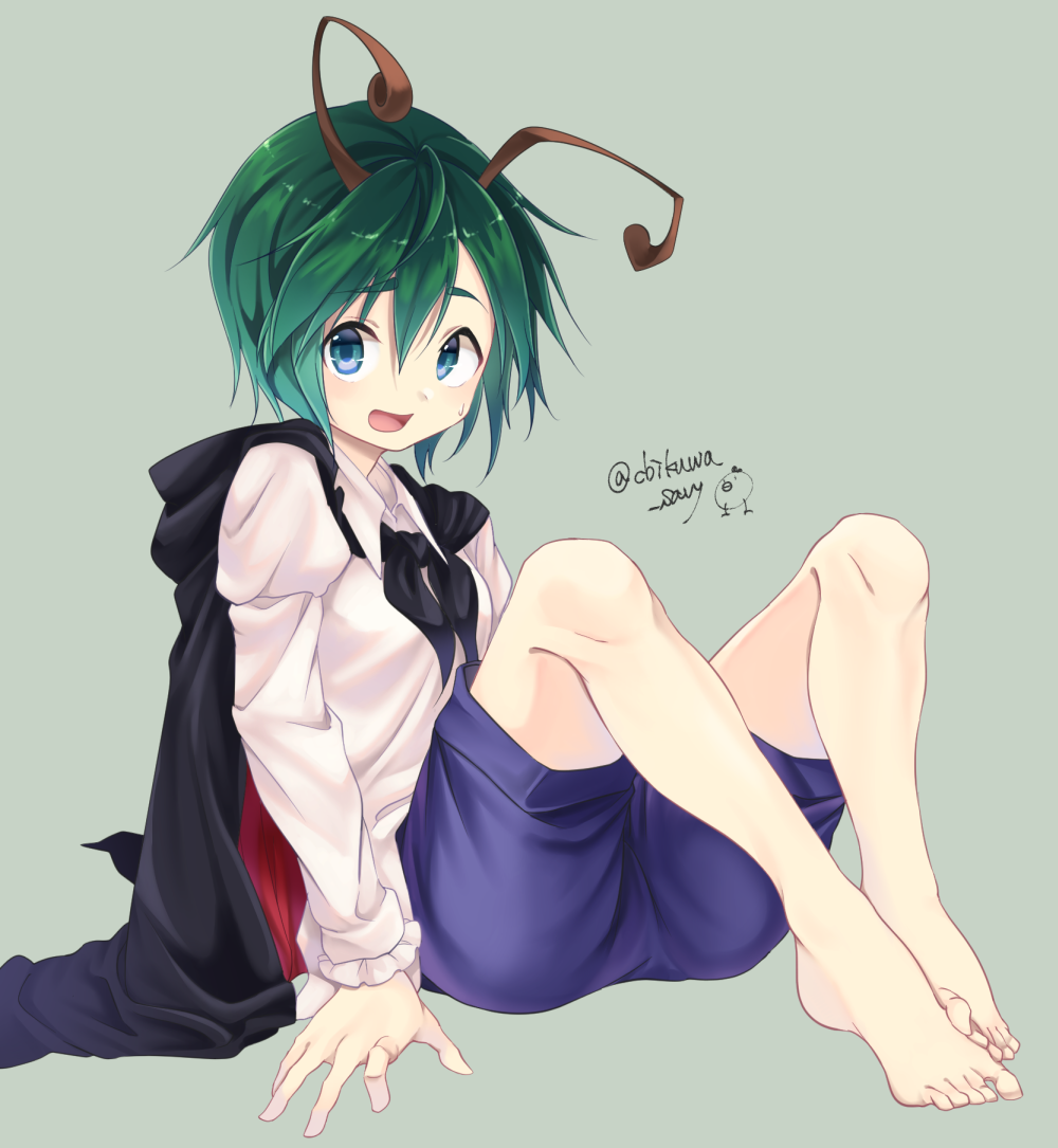 1girl :d antennae arm_support artist_name bangs barefoot black_cape blue_eyes blue_shorts cape chikuwa_savi commentary_request green_hair grey_background hair_between_eyes knees_up long_sleeves looking_at_viewer open_mouth shirt short_hair shorts simple_background sitting smile solo sweat touhou twitter_username white_shirt wriggle_nightbug