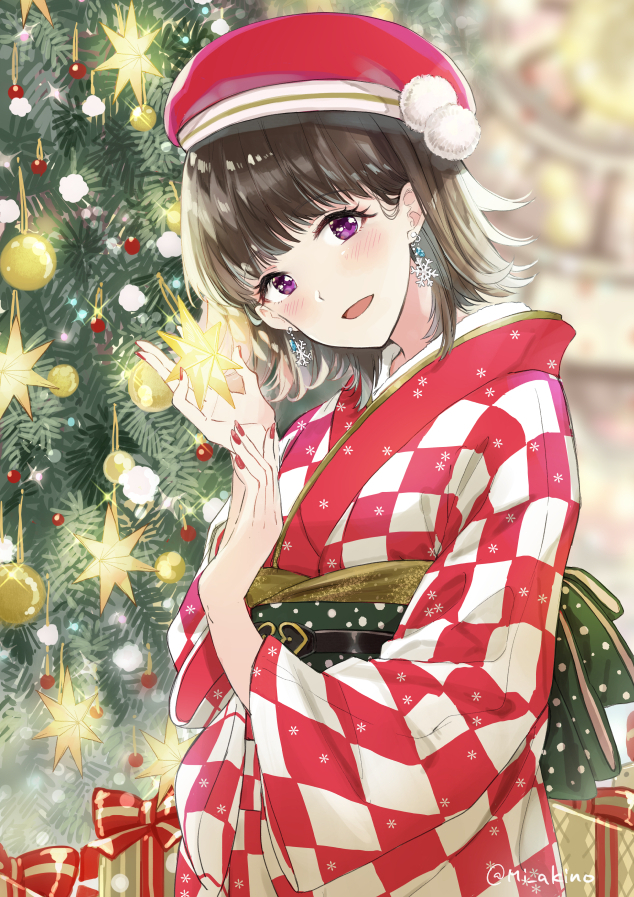 1girl :d bangs beret black_hair blurry blurry_background blush box checkered christmas christmas_ornaments christmas_tree commentary_request depth_of_field earrings eyebrows_visible_through_hair gift gift_box hands_up hat japanese_clothes jewelry kimono long_sleeves miyabi_akino open_mouth original purple_eyes red_headwear smile snowflake_earrings solo twitter_username upper_body wide_sleeves