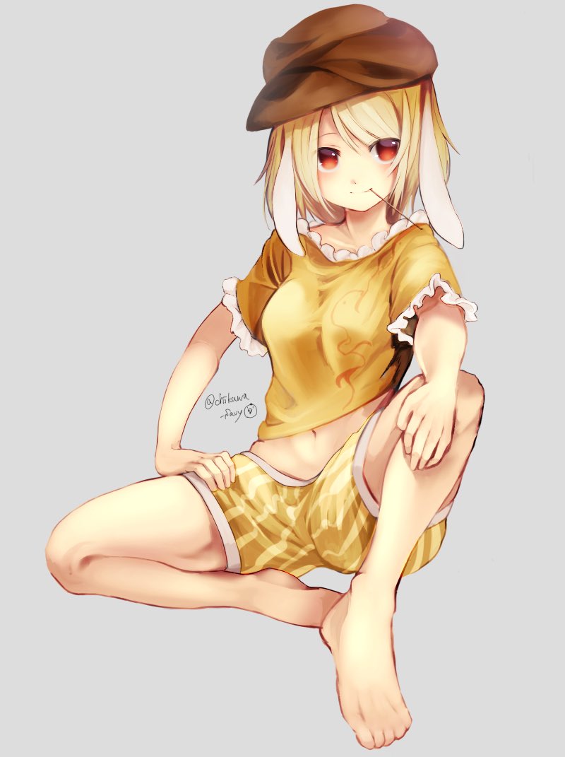 1girl animal_ears artist_name bangs bare_legs barefoot blonde_hair blush breasts brown_headwear bunny_ears cabbie_hat chikuwa_savi commentary_request grey_background hat knee_up looking_at_viewer medium_breasts midriff mouth_hold navel red_eyes ringo_(touhou) shirt short_hair short_shorts short_sleeves shorts simple_background sitting smile solo thighs touhou twitter_username yellow_shirt yellow_shorts
