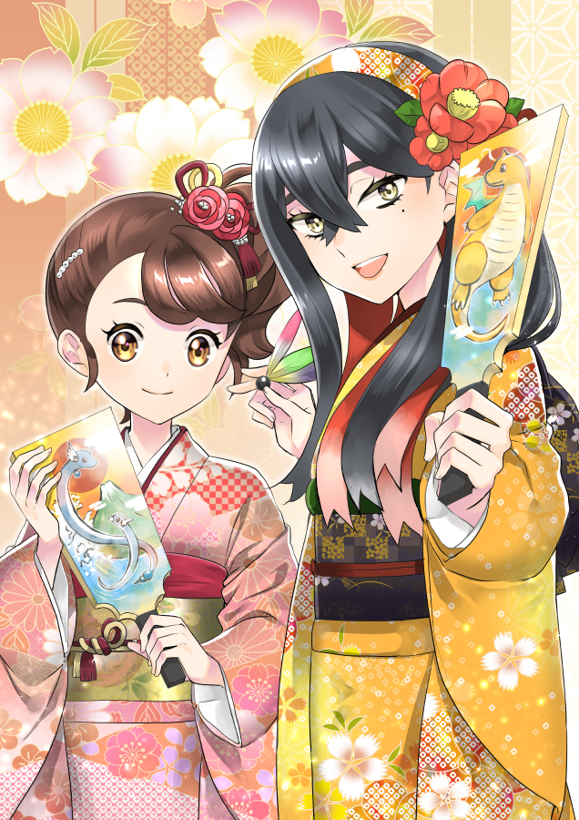 2girls :d alternate_costume black_hair black_sash brown_eyes brown_hair carmine_(pokemon) character_print closed_mouth commentary_request crossed_bangs dragonair dragonite dratini eyelashes hair_between_eyes hair_ornament holding japanese_clothes juliana_(pokemon) kimono long_hair mole mole_under_eye morisawa_machi multiple_girls open_mouth paddle pink_kimono pokemon pokemon_sv sash side_ponytail smile yellow_kimono yellow_sash