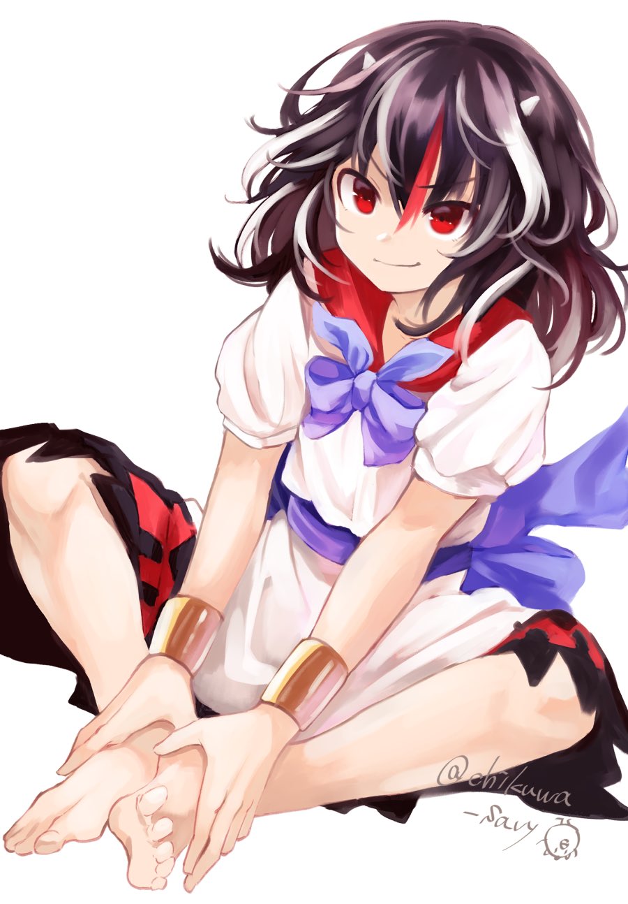 1girl artist_name bangs barefoot black_hair blue_bow blue_sash bow bracelet chikuwa_savi commentary_request dress hair_between_eyes highres horns indian_style jewelry kijin_seija long_hair looking_at_viewer multicolored_hair puffy_short_sleeves puffy_sleeves red_eyes red_hair red_sailor_collar sailor_collar sash short_dress short_sleeves simple_background sitting smile solo streaked_hair touhou twitter_username white_background white_dress white_hair