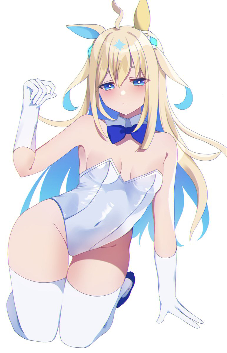 1girl ahoge animal_ears armpits bare_shoulders blonde_hair blue_bow blue_bowtie blue_eyes blue_hair blush bow bowtie breasts closed_mouth collarbone colored_inner_hair commentary_request covered_navel detached_collar gloves groin hair_between_eyes hair_ornament highres horse_ears horse_girl kaoru_(h8qm9) leotard long_hair looking_at_viewer multicolored_hair neo_universe_(umamusume) playboy_bunny ribbon simple_background small_breasts solo strapless strapless_leotard tail thighhighs traditional_bowtie two-tone_hair umamusume white_background white_gloves white_leotard white_thighhighs