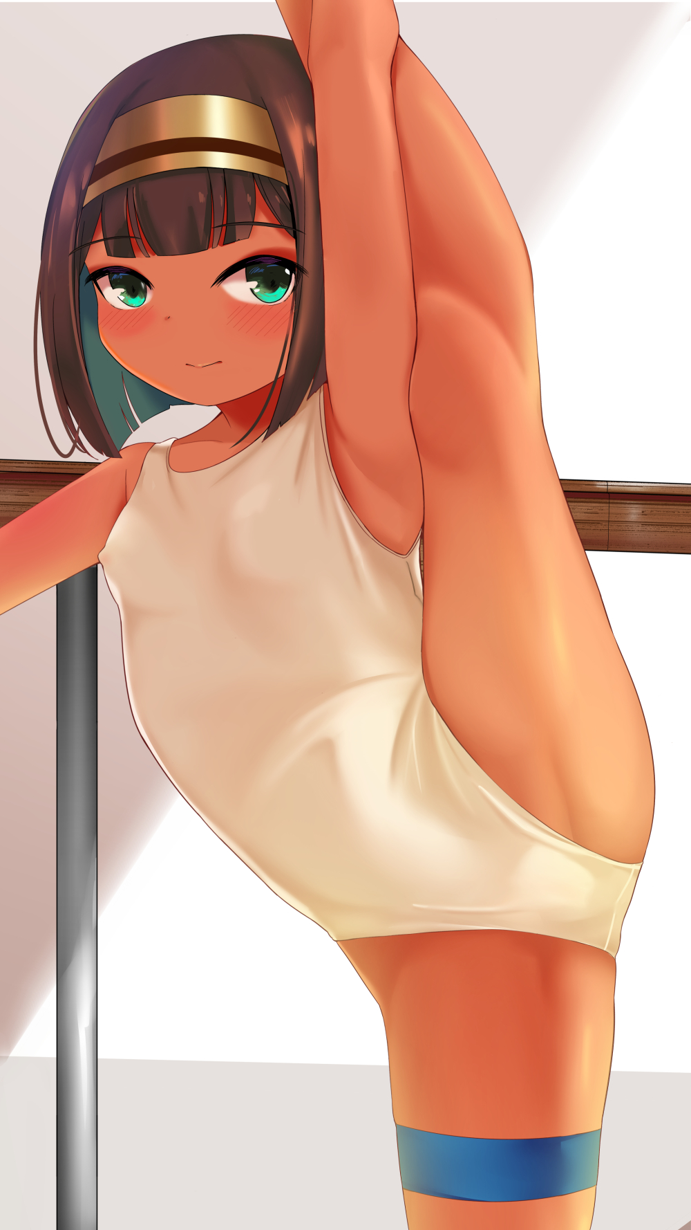 1girl arm_up armpits bangs bare_shoulders blush breasts brown_hair brown_hairband closed_mouth commentary_request covered_nipples dark_skin eyebrows_visible_through_hair green_eyes hairband highres leg_up leotard looking_at_viewer original small_breasts smile solo split standing standing_on_one_leg standing_split thigh_strap toy_box-r white_leotard