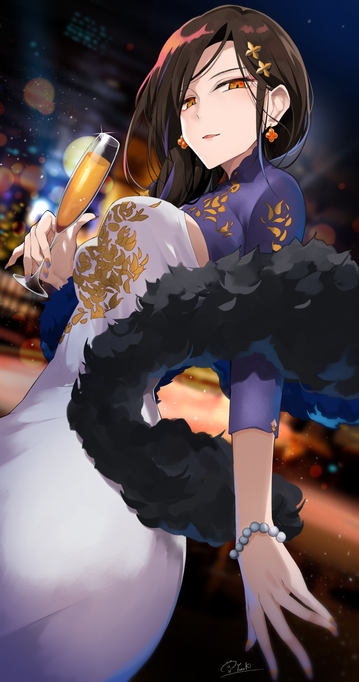 1girl adjusting_hair alternate_costume black_hair blurry blurry_background bracelet braid breasts cup dress earrings feather_boa glint hair_ornament half-closed_eyes hand_up highres hirai_yuzuki holding holding_cup jewelry large_breasts long_dress long_hair looking_at_viewer looking_down nail_polish nijisanji open_mouth orange_eyes outdoors parted_lips pearl_bracelet shadow shirayuki_tomoe shrug_(clothing) signature smile solo standing virtual_youtuber white_dress