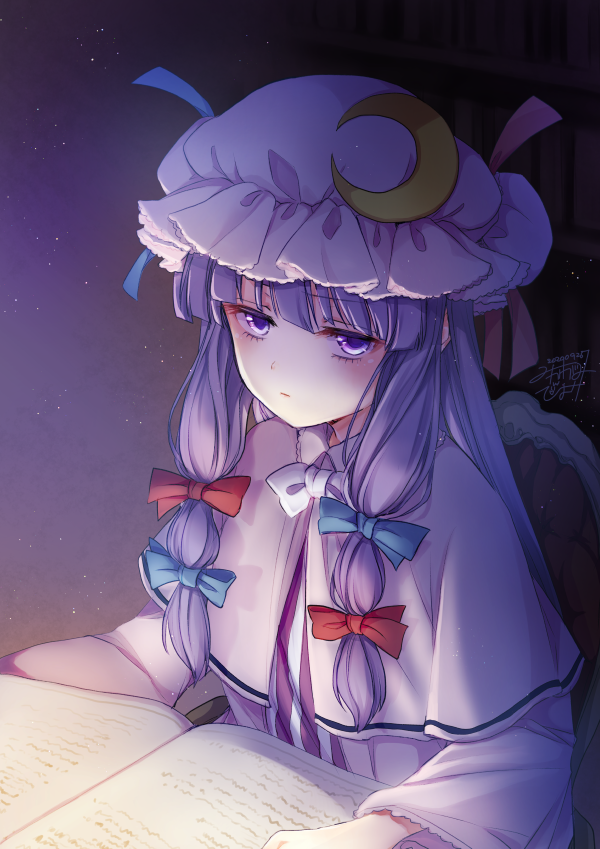 1girl blue_bow blue_ribbon blush book bookshelf bow capelet commentary crescent crescent_moon_pin dark eyebrows_visible_through_hair eyelashes hair_bow half-closed_eyes hat hat_ribbon jitome light long_hair looking_at_viewer mikagami_hiyori mob_cap open_book patchouli_knowledge purple_eyes purple_hair red_bow red_ribbon ribbon signature solo touhou upper_body watermark wide_sleeves