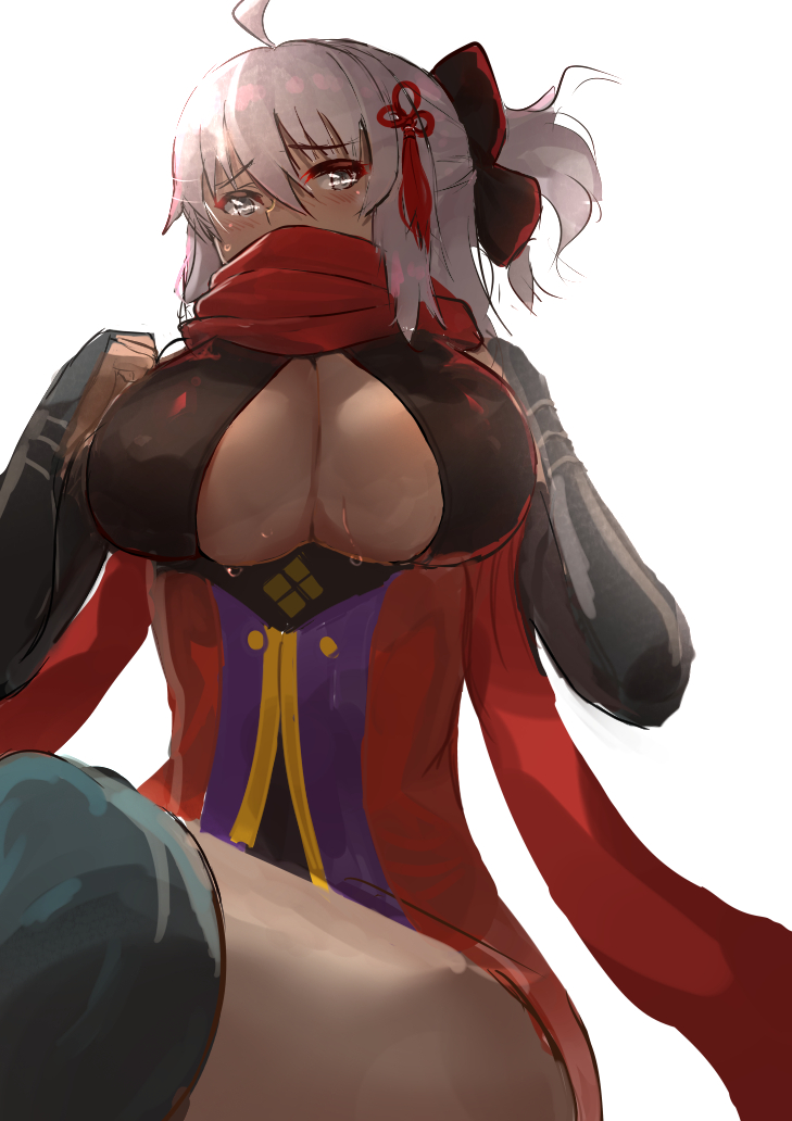 1girl ahoge bangs black_legwear breasts dark-skinned_female dark_skin elbow_gloves eyebrows_behind_hair eyebrows_visible_through_hair fate/grand_order fate_(series) fingerless_gloves gloves hairband japanese_clothes jikihatiman large_breasts okita_souji_(alter)_(fate) okita_souji_(fate) ponytail scarf silver_hair simple_background solo thighhighs white_background yellow_eyes