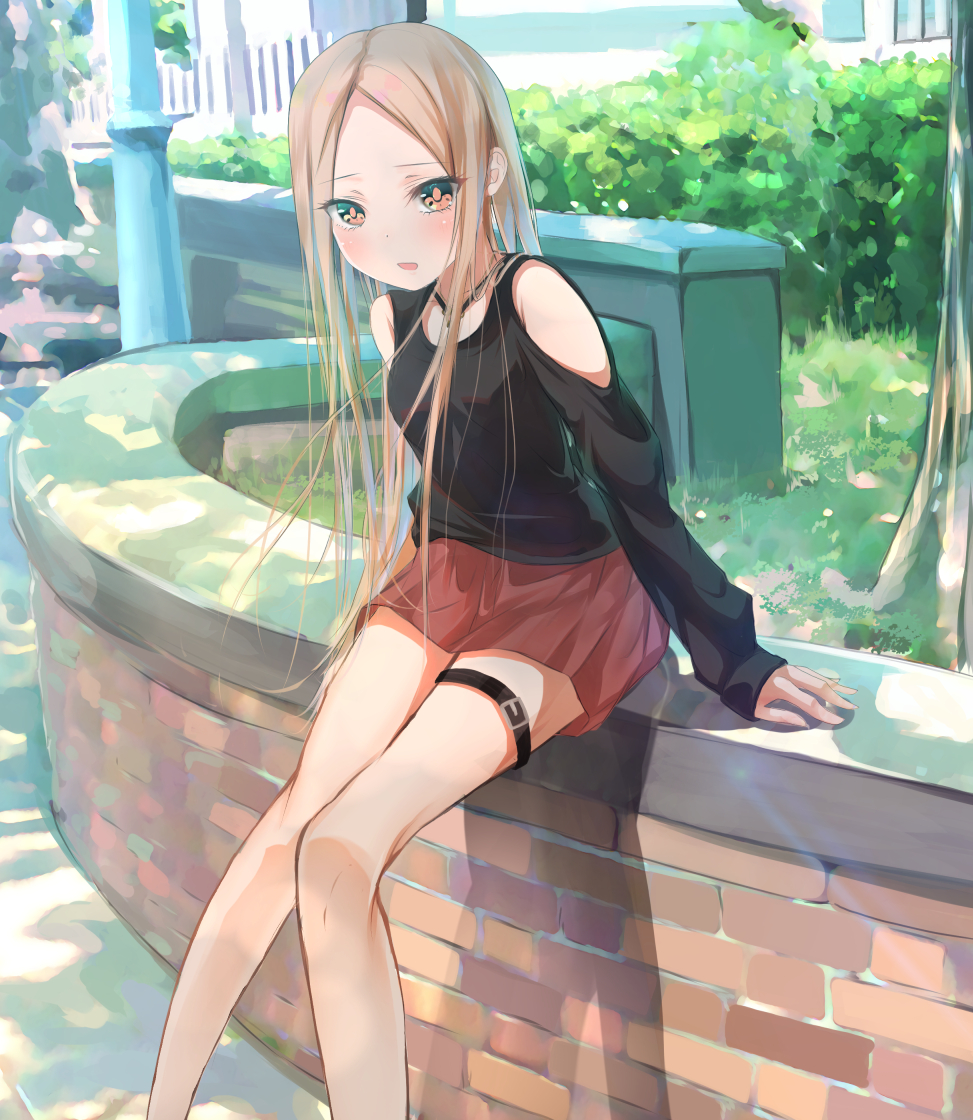 1girl abigail_williams_(fate/grand_order) alternate_costume arm_cutout bangs bare_shoulders black_shirt blonde_hair blush casual clothing_cutout commentary_request contemporary fate/grand_order fate_(series) feet_out_of_frame light_rays long_hair long_sleeves looking_at_viewer miniskirt open_mouth outdoors parted_bangs pleated_skirt red_skirt sakazakinchan shirt shoulder_cutout sitting skirt solo sunbeam sunlight thigh_strap tree