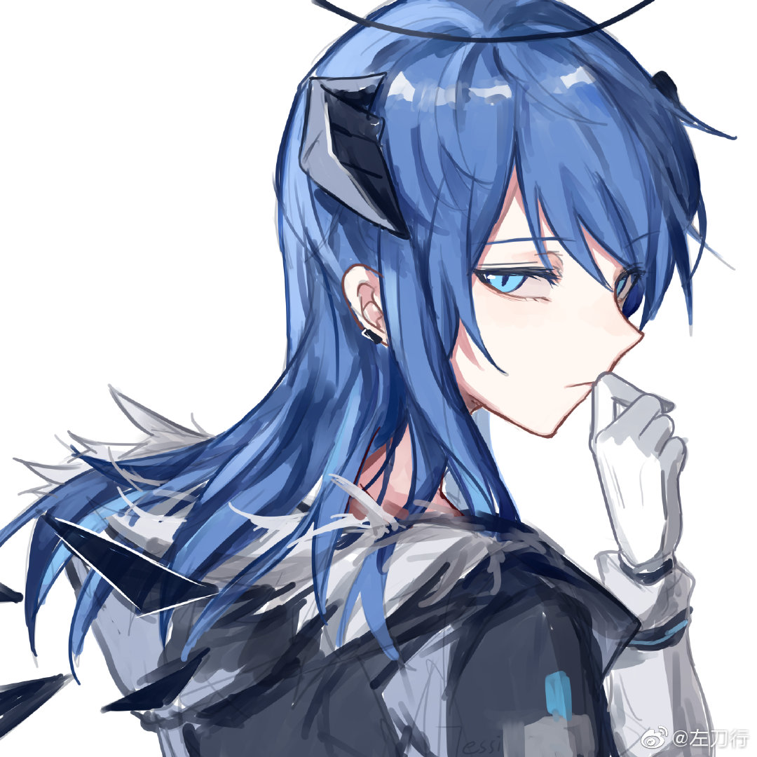 1girl arknights black_jacket blue_eyes blue_hair chinese_commentary demon_horns ear_piercing energy_wings eyebrows_visible_through_hair facing_away fur-trimmed_hood fur_trim gloves hair_between_eyes halo hand_to_own_mouth hood horns jacket long_hair looking_back mostima_(arknights) piercing portrait simple_background solo weibo_username white_background white_gloves zuo_daoxing