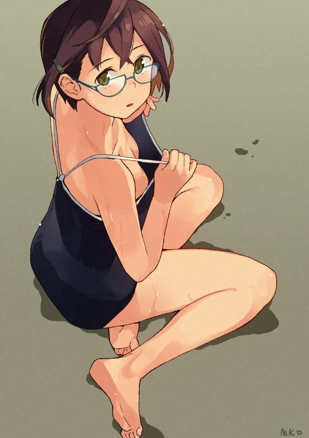 1girl bangs banned_artist barefoot blue-framed_eyewear blue_swimsuit breasts brown_hair crossed_bangs glasses green_background kantai_collection looking_at_viewer makio_(makiomeigenbot) multicolored_hair okinami_(kantai_collection) open_mouth purple_hair short_hair signature simple_background sitting small_breasts solo swimsuit two-tone_hair wet