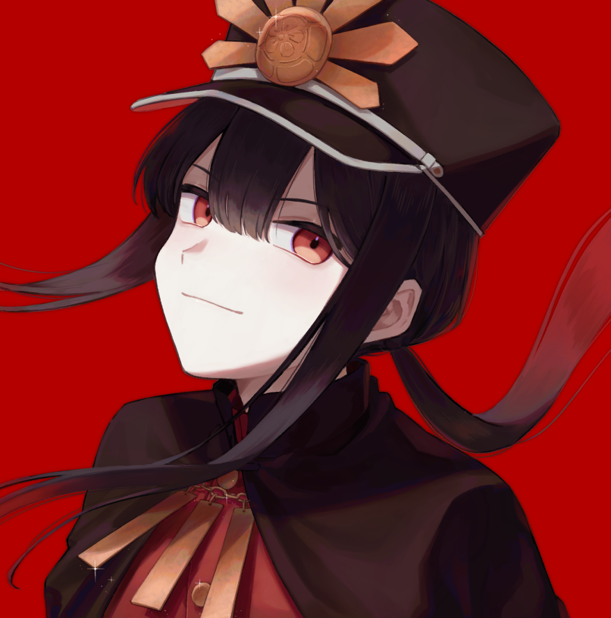 1boy black_cape black_hair cape family_crest fate/grand_order fate_(series) hair_between_eyes hat head_tilt light_smile looking_at_viewer low_ponytail military_hat oda_nobukatsu_(fate) oda_uri otoko_no_ko red_background red_eyes shako_cap sidelocks simple_background solo yzrh0
