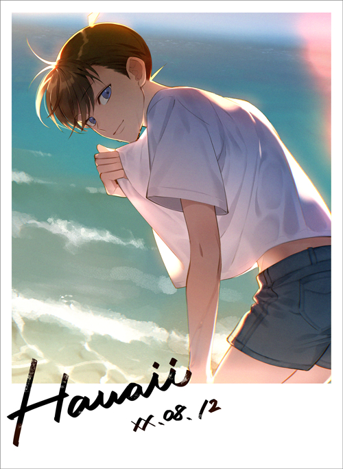 1boy backlighting blue_eyes blue_shorts brown_hair casual closed_mouth commentary_request day eyebrows_visible_through_hair hand_up kanamura_ren kudou_shin'ichi leaning_forward lens_flare looking_at_viewer looking_back male_focus meitantei_conan midriff ocean outdoors place_name postcard shirt short_hair short_sleeves shorts smile solo water white_shirt