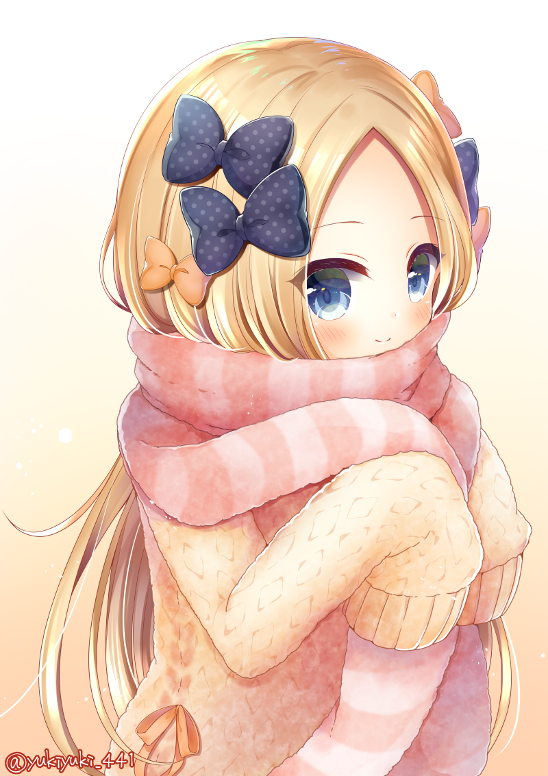 1girl abigail_williams_(fate/grand_order) alternate_costume aran_sweater bangs black_bow blonde_hair blue_eyes blush bow closed_mouth commentary_request enpera eyebrows_visible_through_hair fate/grand_order fate_(series) forehead hair_bow long_hair long_sleeves looking_at_viewer orange_bow parted_bangs pink_scarf polka_dot polka_dot_bow scarf sleeves_past_fingers sleeves_past_wrists smile solo striped sweater twitter_username upper_body vertical-striped_scarf vertical_stripes very_long_hair yellow_sweater yukiyuki_441