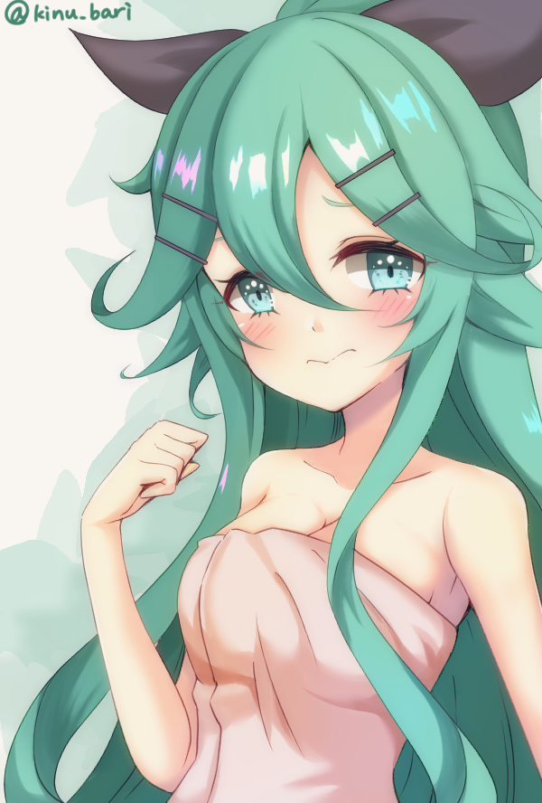 1girl bangs beige_towel black_ribbon breasts cleavage clenched_hand collarbone green_eyes green_hair hair_between_eyes hair_ornament hair_ribbon hairclip kantai_collection kinubari_nerune long_hair looking_at_viewer medium_breasts naked_towel parted_bangs ponytail ribbon shadow sidelocks solo towel twitter_username two-tone_background upper_body white_background yamakaze_(kantai_collection)