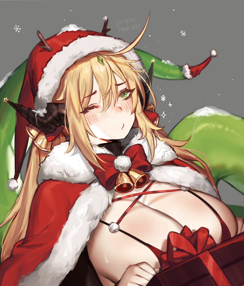 1girl ahoge bell bikini blonde_hair blush bow bowtie breasts capelet cleavage closed_mouth fur-trimmed_capelet fur-trimmed_headwear fur_trim gift green_eyes hat highres holding holding_gift horns lamia large_breasts looking_at_viewer monster_girl neck_bell one_eye_closed original red_bikini red_bow red_bowtie red_capelet red_headwear santa_hat snek_(terupancake) solo swimsuit tail tail_ornament terupancake