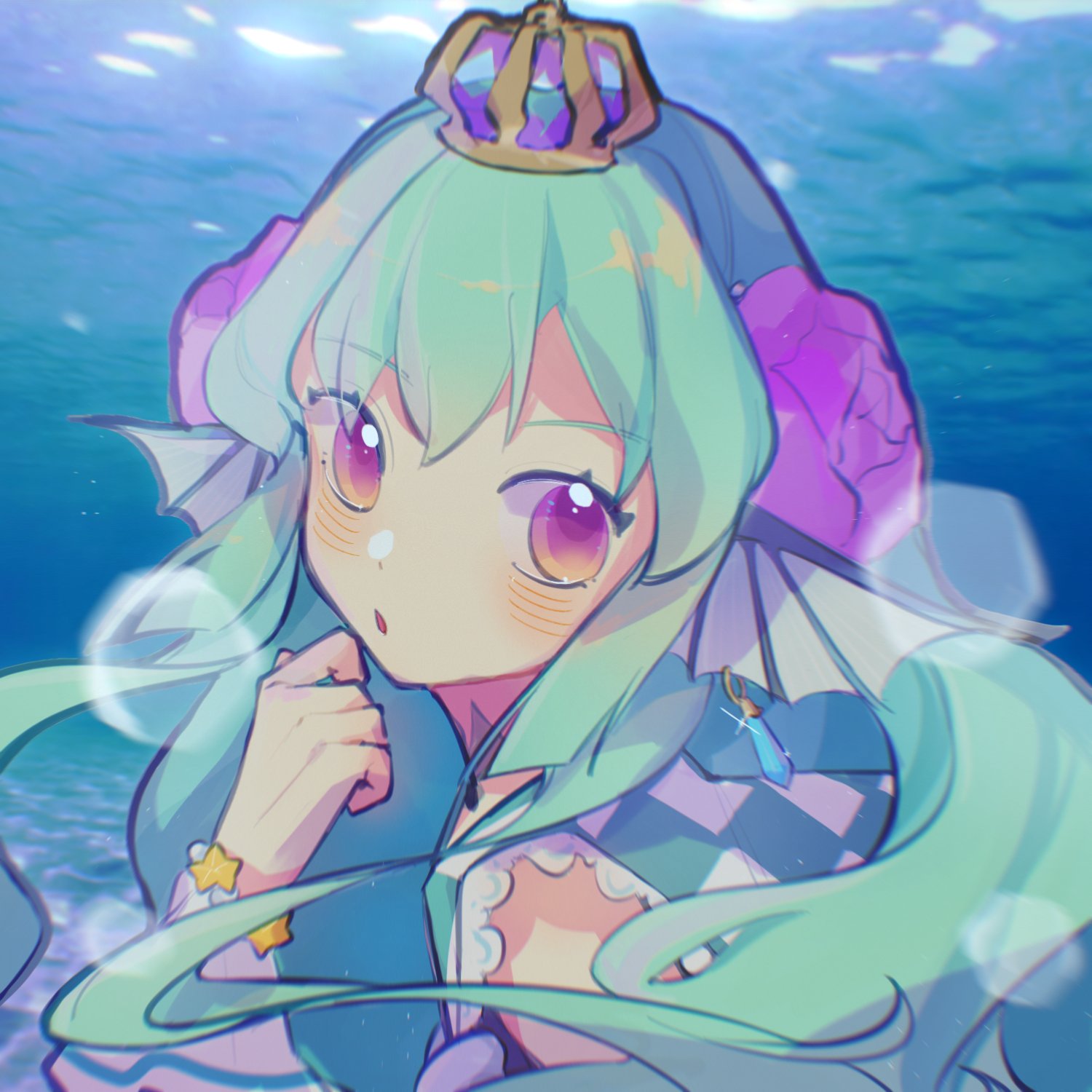 04530 1girl :o blush chinese_commentary crown eyebrows_visible_through_hair finana_ryugu flower from_side green_hair hair_flower hair_ornament head_fins head_tilt highres lens_flare looking_back nijisanji nijisanji_en open_mouth purple_eyes purple_flower solo underwater virtual_youtuber wrist_cuffs