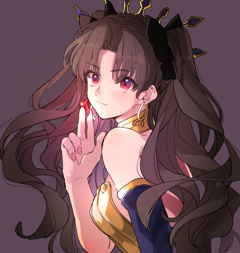 1girl bangs bare_shoulders between_fingers black_bow bow brown_hair closed_mouth crown detached_sleeves eyebrows_visible_through_hair eyes_visible_through_hair fate/grand_order fate_(series) fingernails gem gold_choker grey_background hair_bow hand_up holding holding_gem ishtar_(fate) long_hair looking_at_viewer looking_back meeko parted_bangs portrait red_eyes red_gemstone simple_background single_detached_sleeve smile solo strapless two_side_up wavy_hair