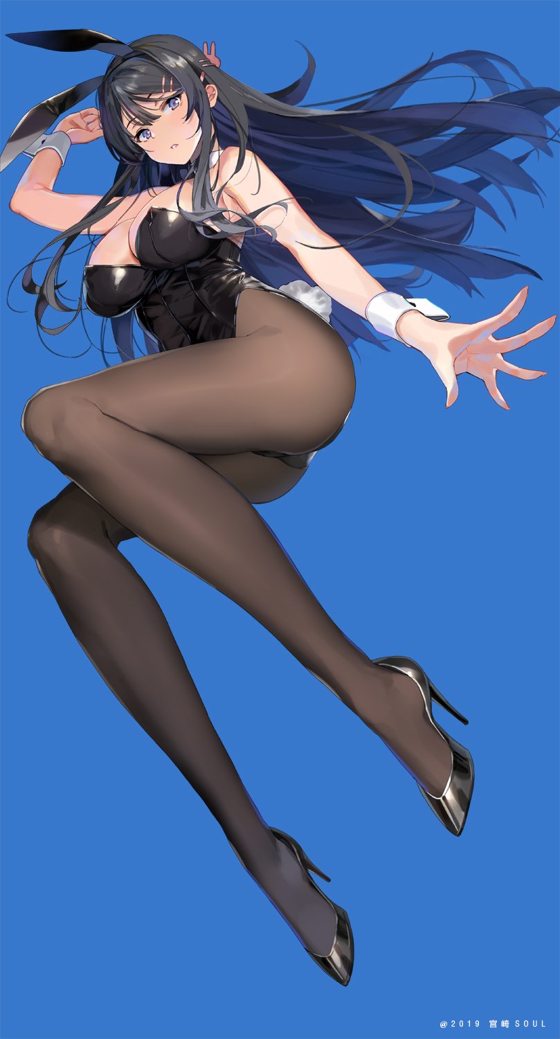 1girl animal_ears arm_up ass black_hair black_leotard blue_background blue_eyes breasts cleavage commentary_request fake_animal_ears foreshortening full_body hair_ornament hairband hairclip high_heels highres jpeg_artifacts large_breasts legs leotard long_hair looking_at_viewer miyazakisoul pantyhose parted_lips playboy_bunny rabbit_ears rabbit_tail sakurajima_mai seishun_buta_yarou sidelocks simple_background solo tail wrist_cuffs