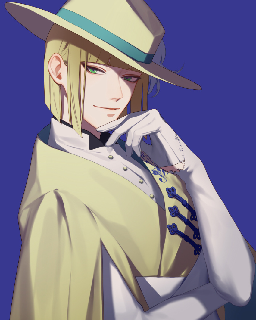 13_(bbr584607091) 1boy blonde_hair blue_background bob_cut commentary gloves green_eyes hand_up hat_feather highres long_sleeves looking_at_viewer male_focus robe rook_hunt shading_face shirt simple_background smile solo symbol-only_commentary thinking twisted_wonderland upper_body white_gloves white_shirt yellow_headwear yellow_robe