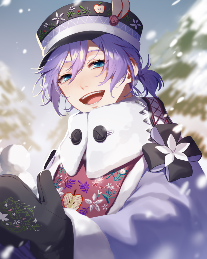 13_(bbr584607091) 1boy apple black_headwear black_mittens coat commentary epel_felmier food fruit green_eyes grey_sky half-closed_eyes highres looking_at_viewer male_focus mittens official_alternate_costume open_mouth outdoors pine_tree purple_hair red_shirt shirt short_ponytail sky smile snow solo symbol-only_commentary teeth tongue tree twisted_wonderland upper_body white_coat